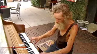 Homeless 'piano man' attracts attention in Florida