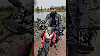 Czy trzymać palce na klamkach podczas jazdy motocyklem? Krzyś wyjaśnia. #motocykle #motocyklista