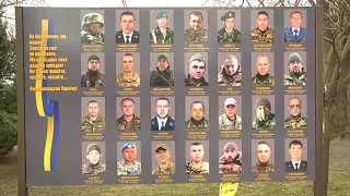 В День українського добровольця у Шостці поклали квіти до меморіалу загиблим воїнам