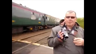 Train Spotter Almost Killed by High Speed Train, நூல்ழிலையில் உயிர் தப்பிய்ய சம்பவம்