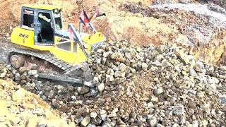 Perfectly Strong Force Bulldozer SHANTUI Leveling Ground and Excavator Operation Clearing Mud