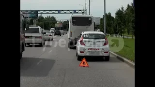 Шофер маршрутки повредил машину хабаровской автошколы и попытался уехать.Mestoprotv