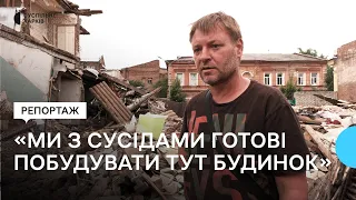 Власник зруйнованого РФ будинку у Харкові збирає вцілілі речі