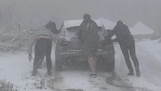 Cars stuck on hill as heavy snow hits Gloucestershire