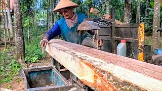 Skills in splitting trembesi wood with a self-assembled serkel saw