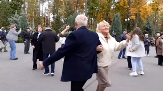 ПОЛЕВЫЕ ЦВЕТЫ СОБЕРУ БУКЕТ!🕺💃👍/ТАНЦЫ В ПАРКЕ ГОРЬКОГО ХАРЬКОВ ОКТЯБРЬ 2021