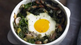 EASY RECIPE FOR BREAKFAST (A 10-Minute Baked Eggs With Mushroom and Spinach Recipe)