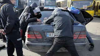 Бучанські мародери обчищали крамниці, силою забрали автівку, сховались серед евакуйованих громадян
