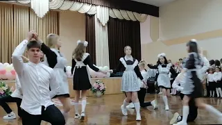 Танец выпускников в средней школе №2 г. Солигорска
