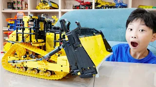 Yejoon's Lego Technic construction toy assembly for a bulldozer truck car.