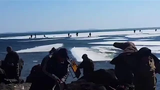 Рыбаков оторвало на льдине