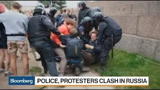 Police and Anti-Putin Protesters Clash in Russia