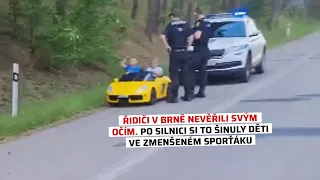 Řidiči v Brně nevěřili svým očím. Po silnici si to šinuly děti ve zmenšeném sporťáku