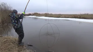 Огромные караси на паук подъёмник. Лед тронулся.