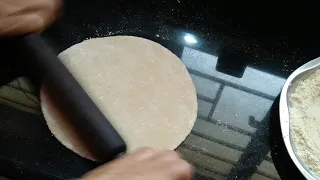 Learn the easy way to roll roti, chapati | Roti aise belte hai | A technique to roll out the dough