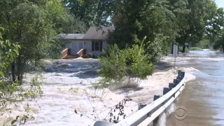 1 dead after heavy rain swamps Kansas City area