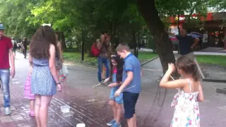 Большие мыльные пузыри. Large soap bubbles.