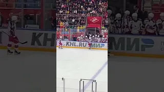 Хоккеисты ЦСКА забили гол в ворота Спартака и не спеша едут к своей скамейке запасных