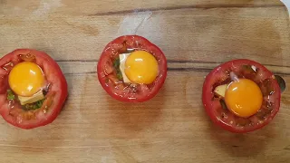 Просто положите яйцо в помидор и вы будете в восторге!