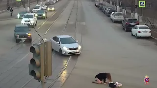 Женщина выпала из маршрутки в центре Волгограда