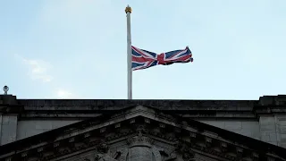 Crowds gather outside Buckingham Palace following death of Queen Elizabeth II