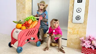 Baby monkey Bim Bim goes shopping at the fruit store and drinks fruit juice with ducklings the pool