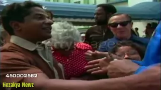 MUHAMMAD ALI: Signing autographs for the people in Miami (1980)