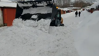 Выталкивание тяжелого снега компактным телескопическим погрузчиком JCB