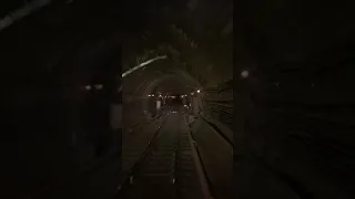 Уникальный перегон в Киевском метро, где поезд всё время едет с включенными двигателями