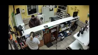 Постановленный за разбойное нападение на комиссионный магазин