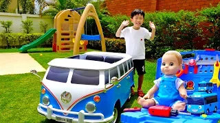Yejun Assembles and Explores Bus Car Toys with Friends
