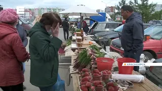 В Красноярске уличные торговцы устроили стихийный рынок прямо на парковке