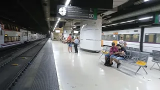 Cruce de trenes 450 y 447 en Sants. Destinos Vilanova i la Geltrú (450) y Lleida-Pirineus (447).