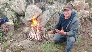 Asando unas pancetas con historias de los antiguos