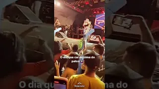 Vocalista da banda Forró dos Plays cai do palco durante show