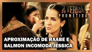 A TERRA PROMETIDA: Jéssica se incomoda com aproximação de Raabe e Salmon