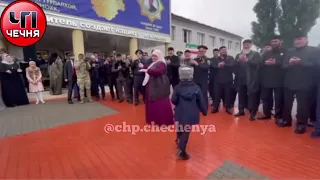Мама Кадырова танцует с внуком ❤