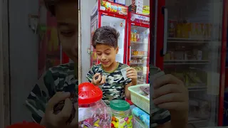 طفل يريد يشتري حامض حلو بس يكول اريد مزقول😂😂😂😂شوفو التحشيش
