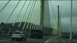 Filmagem que mostra rapaz fazendo cocô em ponte, pode ser de Laguna