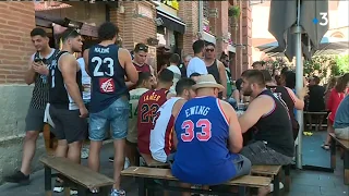 Les joueurs du Stade Toulousain avec le bouclier de Brennus se lâchent dans les rues de Toulouse