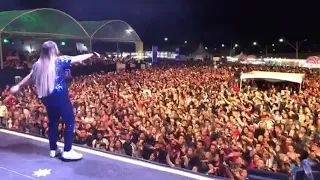 Marília Mendonça cantando ausência com ajuda do público