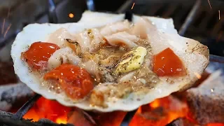 Comida callejera Japonesa - Mariscos de Osaka enormes vieiras, ostras, erizo de mar Japón