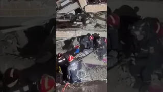 Казахстанские спасатели нашли троих живых под завалами в Турции