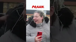 ON PRANK UNE COLLÈGUE 🤣🤣🤣