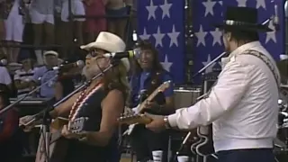 Willie Nelson & Waylon - Mammas Don't Let Your Babies Grow Up to Be Cowboys (Live at Farm Aid 1986)