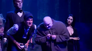 Aktorzy musicalu komediowego „Rodzina Addamsów” w Teatrze Syrena opowiadają o sztuce