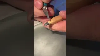 Вырезаю на грифеле карандаша карточную масть