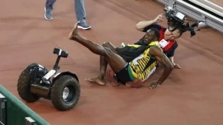 Chinese Cameraman falls on Usain Bolt after 200m Final IAAF 2015