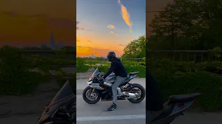 Sunsets on lakeshore hit different on the bike 🙏🏽 #chicago #aprilia #bikelife #rsv4 #durk #cole