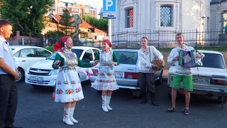 "Лай мардеж" после выступления на главной сцене парка Универсиады.